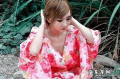 日本女人天天背个枕头干什么？