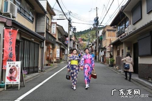 日本女人天天背个枕头干什么?