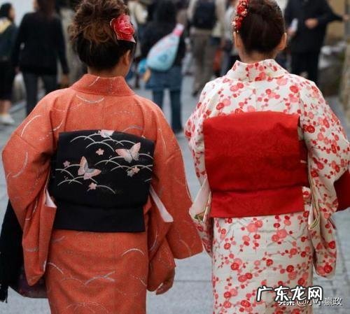 日本女人天天背个枕头干什么?