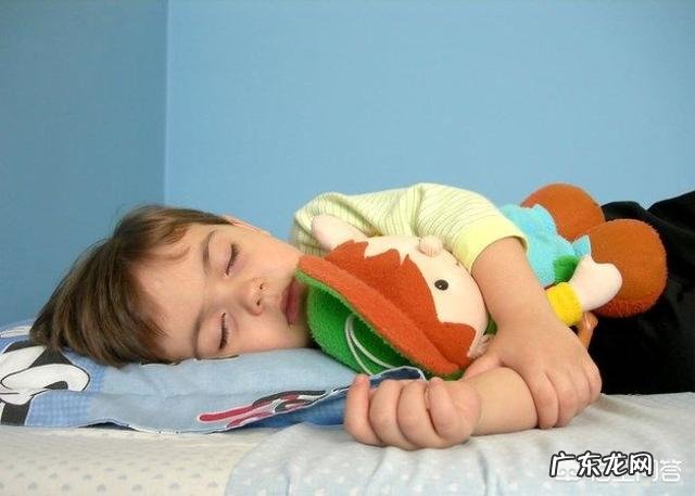 4岁的儿子,每天晚上还要妈妈陪着睡,怎么办呢?