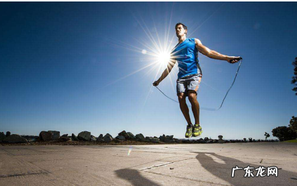 光脚在瑜伽垫上跳绳可以吗?