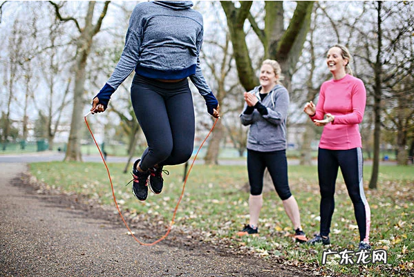 节食加运动减肥以后，肚子的肉变的特别松软还能再减下去吗？