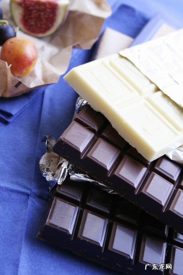 白巧克力和黑巧克力，吃了哪个比较发胖？
