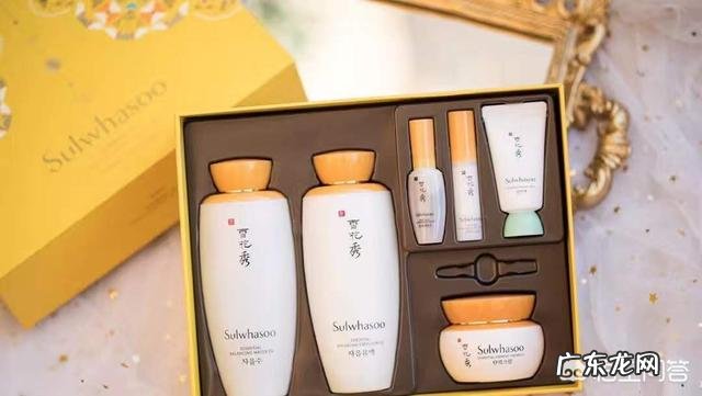 想买一套1000左右的护肤品送给媳妇，你有哪些推荐？