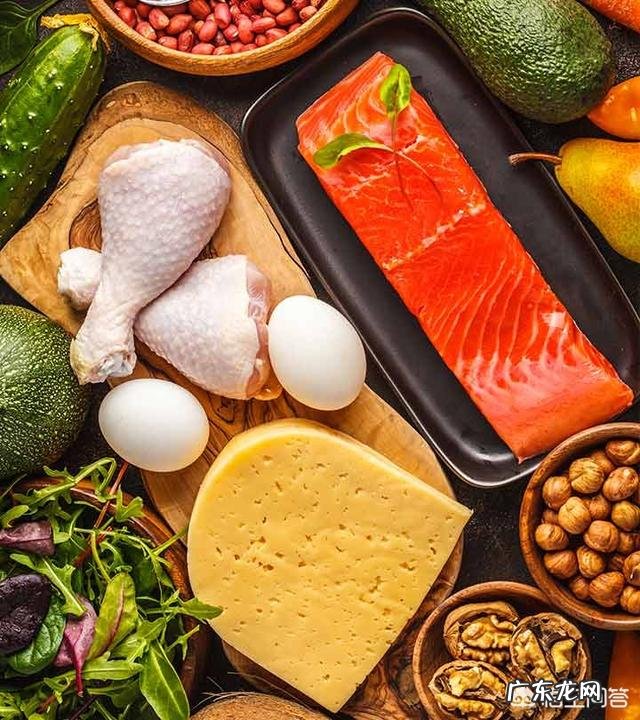 如何通过食物的卡路里含量来选择食物？