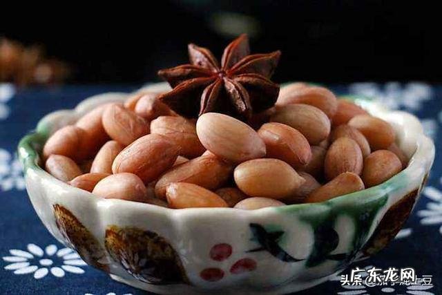 水煮花生米先放盐还是煮熟再放盐? 水煮花生米怎么煮好吃