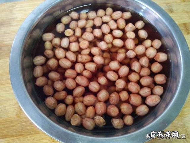水煮花生米先放盐还是煮熟再放盐? 水煮花生米怎么煮好吃