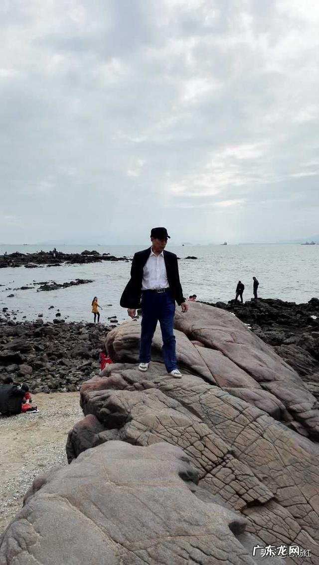 您认为六七十岁的老人在家庭和社会中的行为举止应该是怎样的?