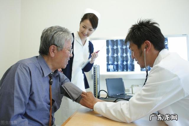 您认为六七十岁的老人在家庭和社会中的行为举止应该是怎样的?