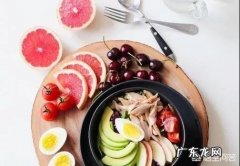 18-49岁 我国成年人每日能量需要摄入多少？ 人的一天需要摄入多少大卡的能量