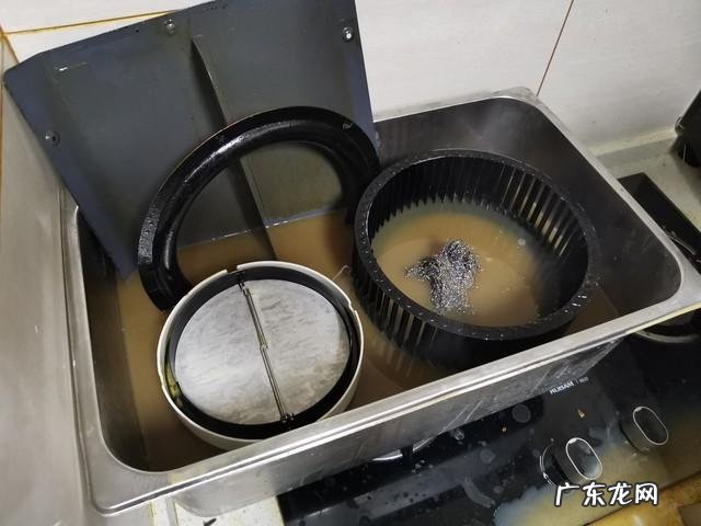 怎么清洗油烟机更干净 清洗油烟机用什么方法洗得干净