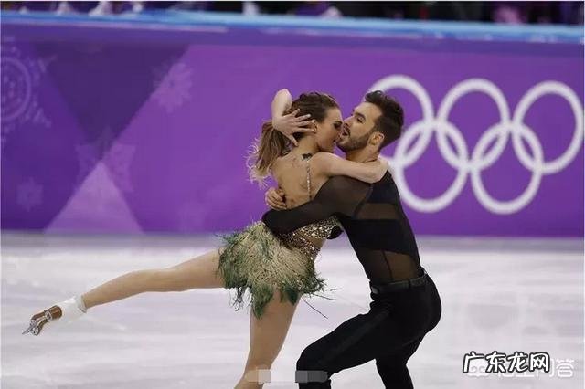 法国最美花滑女神衣服被滑落，尴尬场面如何应对？