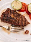 这段时间在减肥，今晚全家人要出去吃牛排，吃一顿牛排会长胖吗？