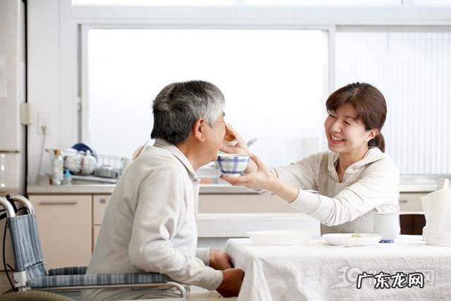 老年人在日常膳食中应该注意什么?