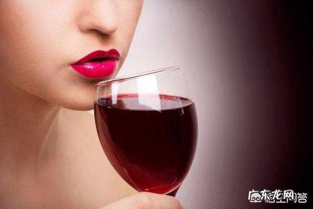 喝白酒是一边喝水还是一边喝茶比较好?