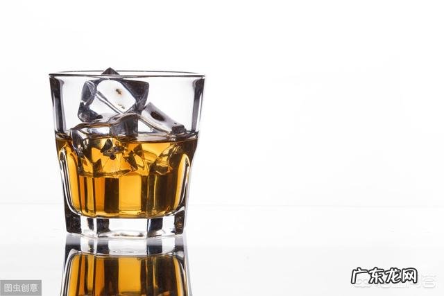 喝白酒是一边喝水还是一边喝茶比较好？