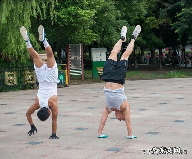 双手倒立走跟俄挺比哪个难?