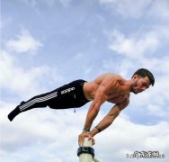 双手倒立走跟俄挺比哪个难？