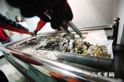 遗体被推进火化炉瞬间有什么变化多长时间变骨灰