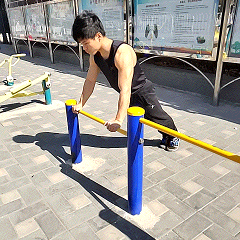 网友们,谁能告诉我在家里做俯卧撑初ji阶段怎么练效果更好