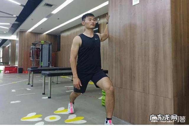 如何改善圆肩?是否需要在调整体态后,进行孤立训练?