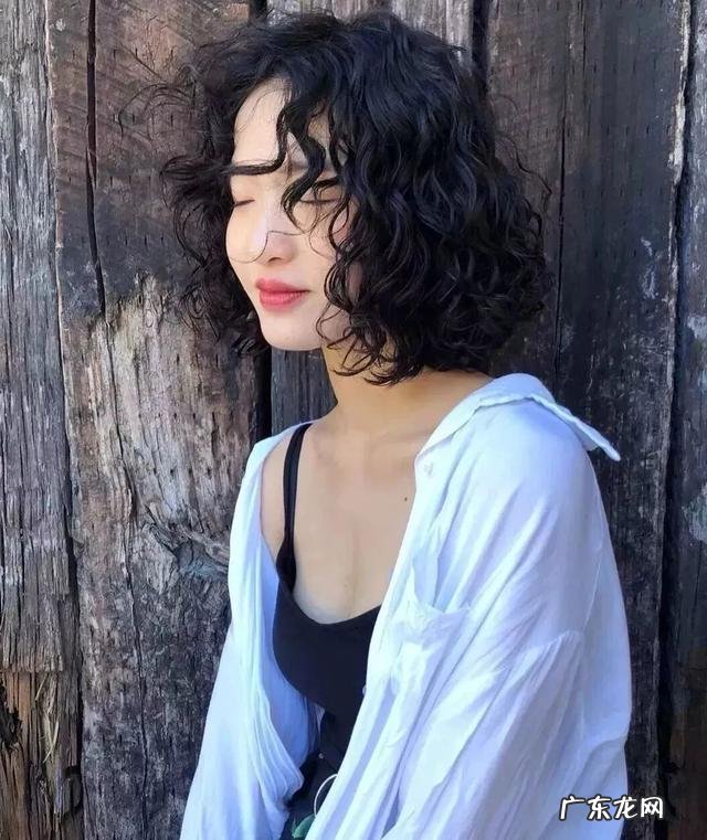 今年最流行的卷短发 2022年最时尚潮流小卷短发