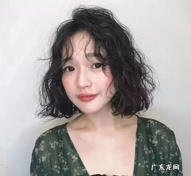 今年最流行的卷短发 2022年最时尚潮流小卷短发