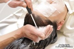 请问掉头发很厉害跟天天洗头发有关系吗？