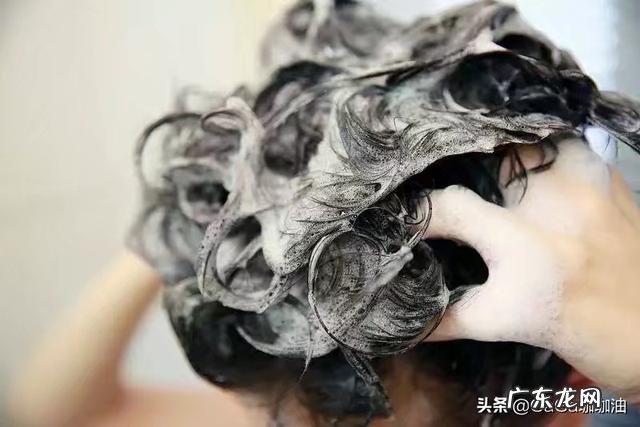 请问掉头发很厉害跟天天洗头发有关系吗？