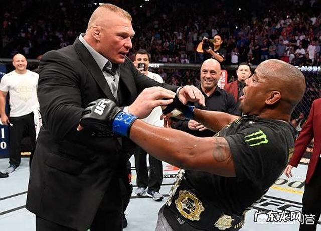 WWE摔角手和UFC综合格斗选手如果打的话,谁赢的几率更大