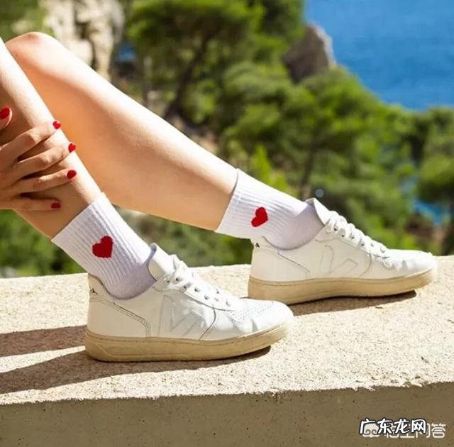 白鞋子配什么颜色袜子好看?