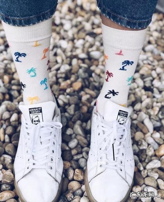 白鞋子配什么颜色袜子好看?