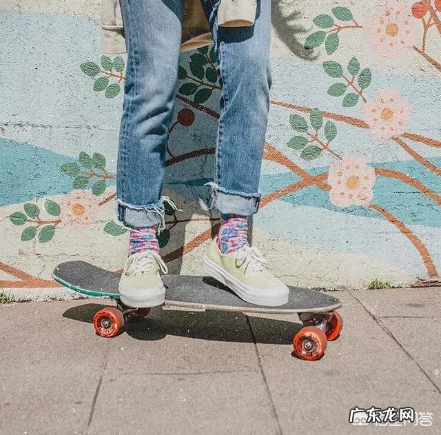 白鞋子配什么颜色袜子好看?