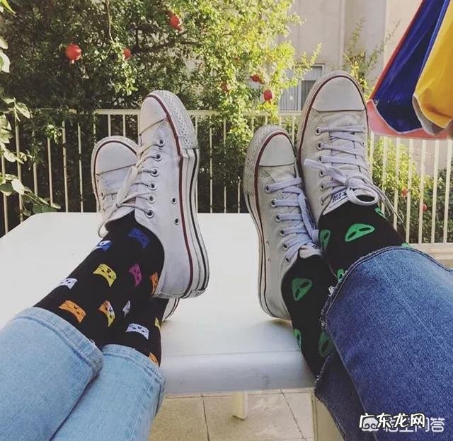 白鞋子配什么颜色袜子好看?