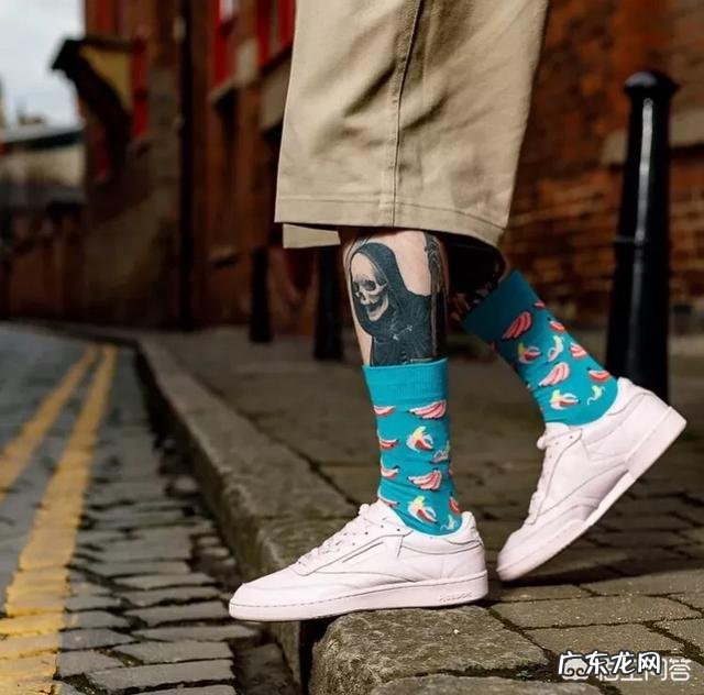 白鞋子配什么颜色袜子好看?