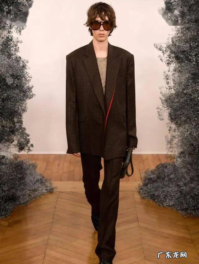 穿正式西装要注意哪些方面 如何穿正式西装才能更加得体