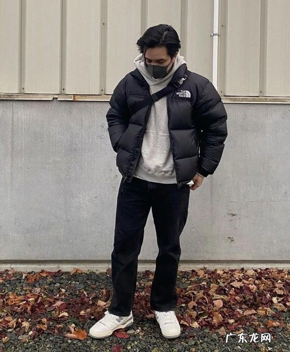 黑色长款羽绒服过膝怎么搭配冬季 黑色长款羽绒服穿搭女2021高级感