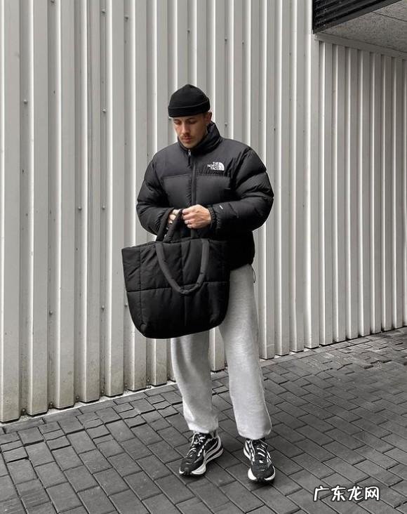 黑色长款羽绒服过膝怎么搭配冬季 黑色长款羽绒服穿搭女2021高级感