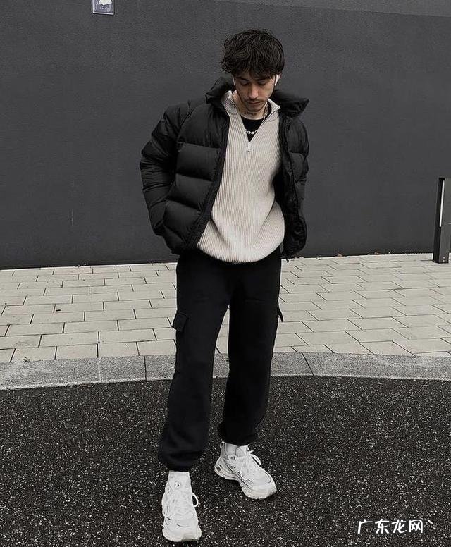 黑色长款羽绒服过膝怎么搭配冬季 黑色长款羽绒服穿搭女2021高级感