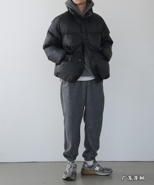 黑色长款羽绒服过膝怎么搭配冬季 黑色长款羽绒服穿搭女2021高级感