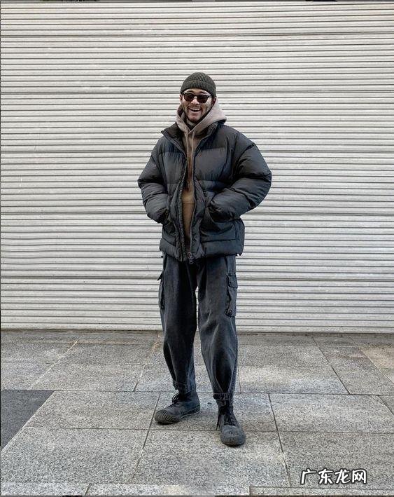 黑色长款羽绒服过膝怎么搭配冬季 黑色长款羽绒服穿搭女2021高级感