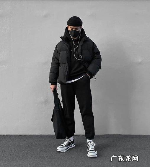 黑色长款羽绒服过膝怎么搭配冬季 黑色长款羽绒服穿搭女2021高级感