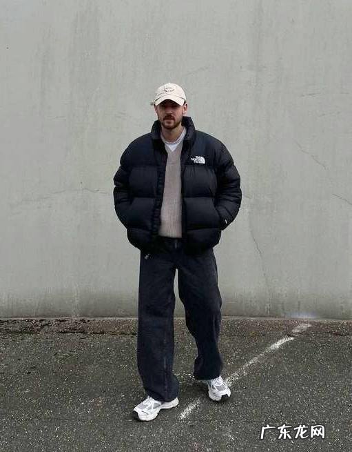 黑色长款羽绒服过膝怎么搭配冬季 黑色长款羽绒服穿搭女2021高级感