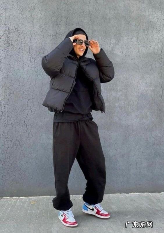 黑色长款羽绒服过膝怎么搭配冬季 黑色长款羽绒服穿搭女2021高级感