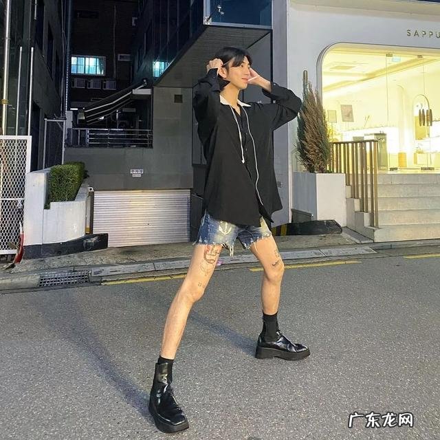 高街黑色格子裤怎么搭 高街裤怎么穿