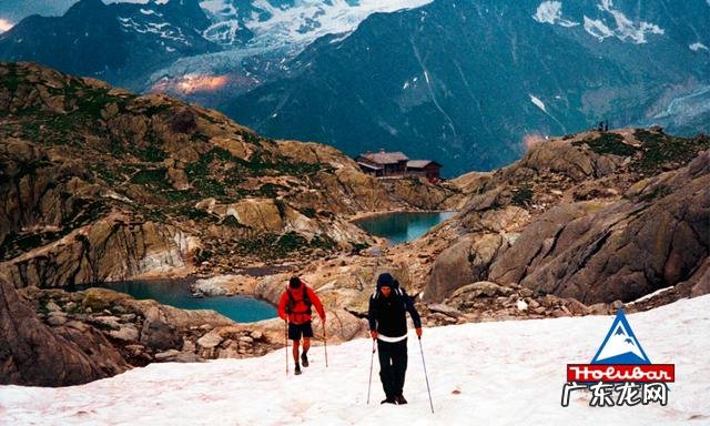 浅蓝色棉服配什么下装男生 浅蓝色棉服穿搭男