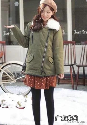 秋冬的百褶裙配什么颜色的丝袜好看?