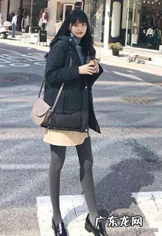 秋冬的百褶裙配什么颜色的丝袜好看?