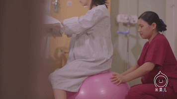 孕晚期,孕妈妈如何躺下、翻身及起身?