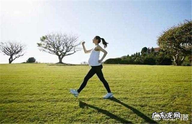 孕晚期,孕妈妈如何躺下、翻身及起身?